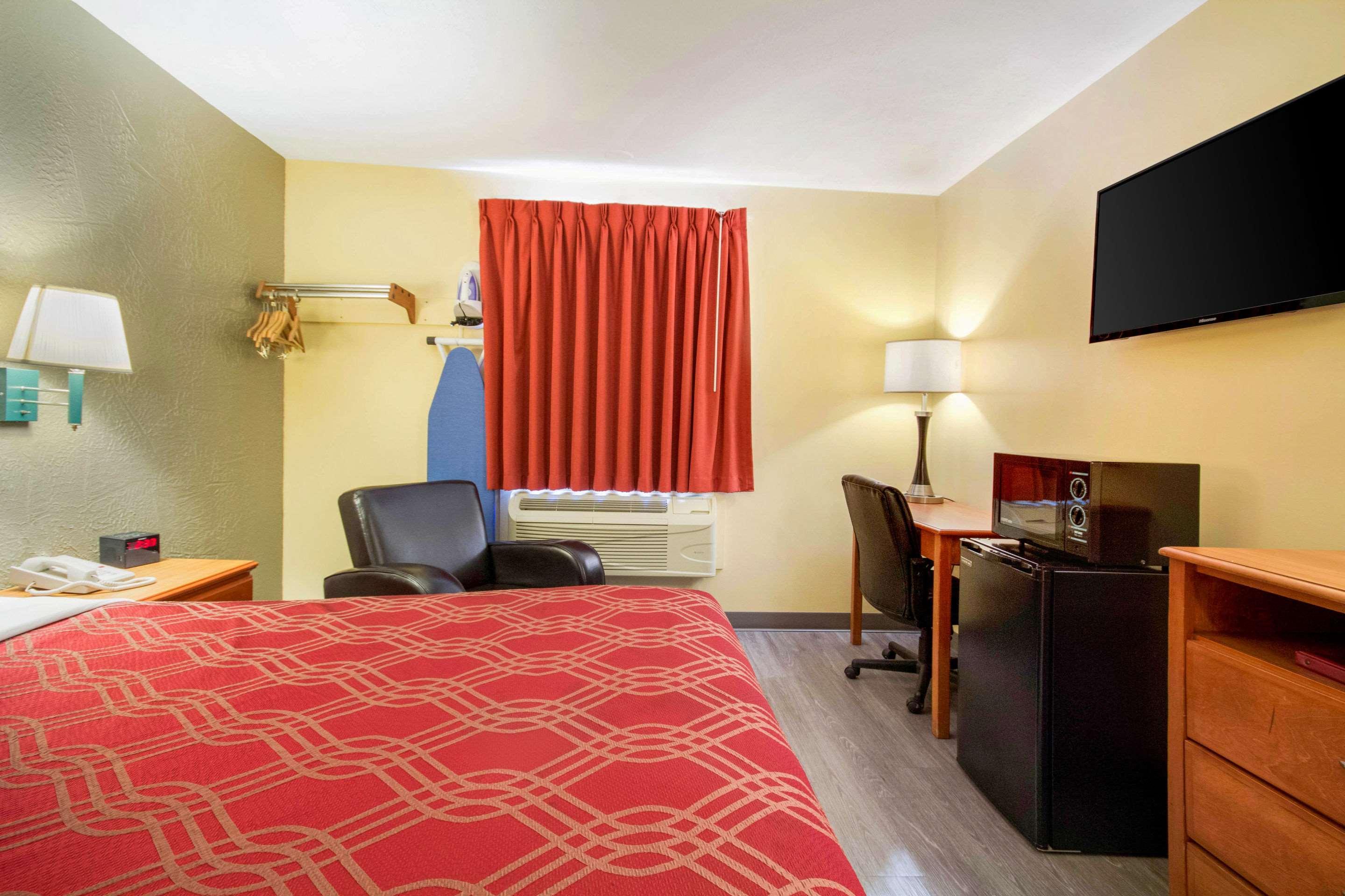 Econo Lodge Lansing - Leavenworth Ngoại thất bức ảnh