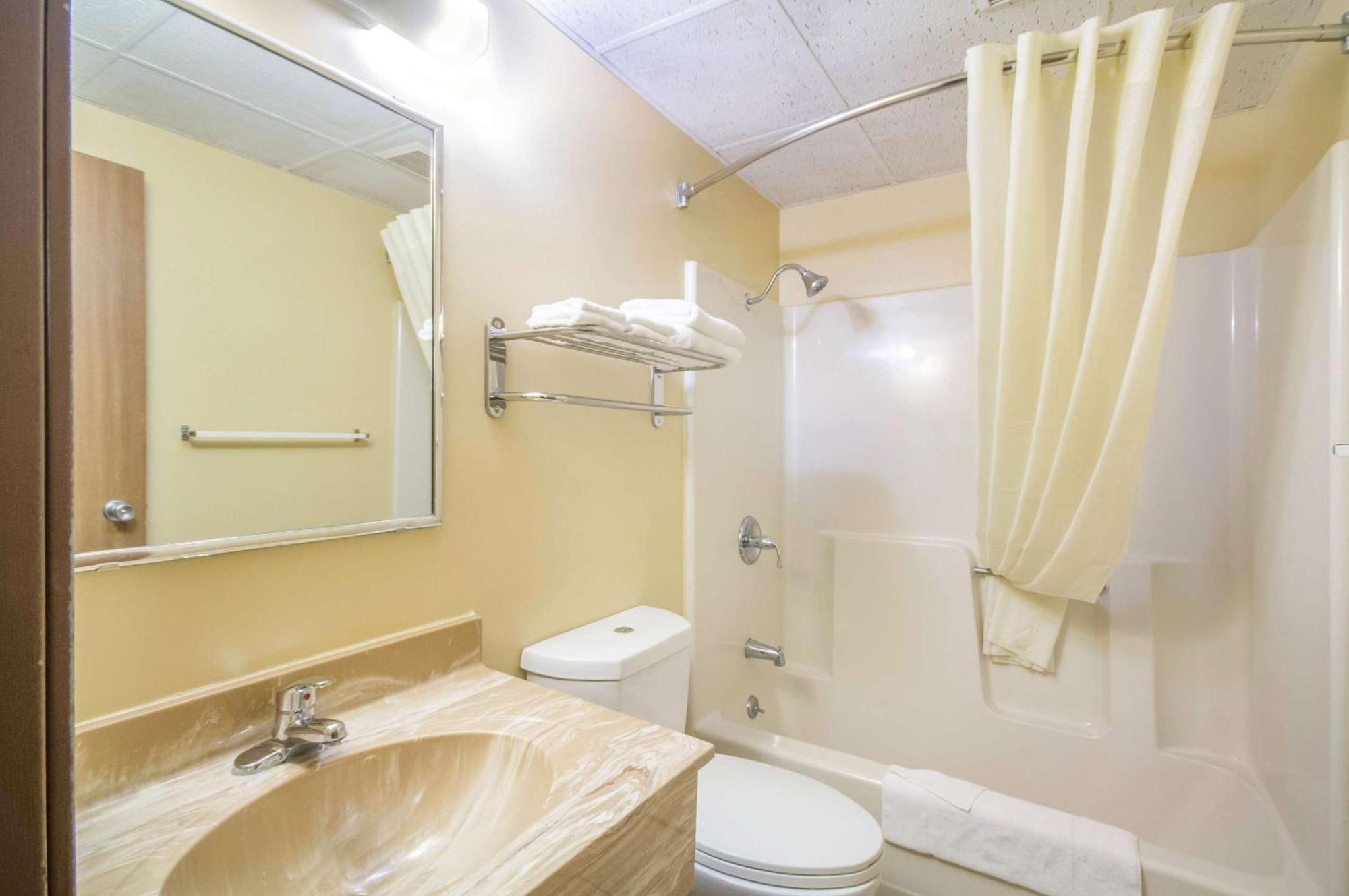 Econo Lodge Lansing - Leavenworth Ngoại thất bức ảnh