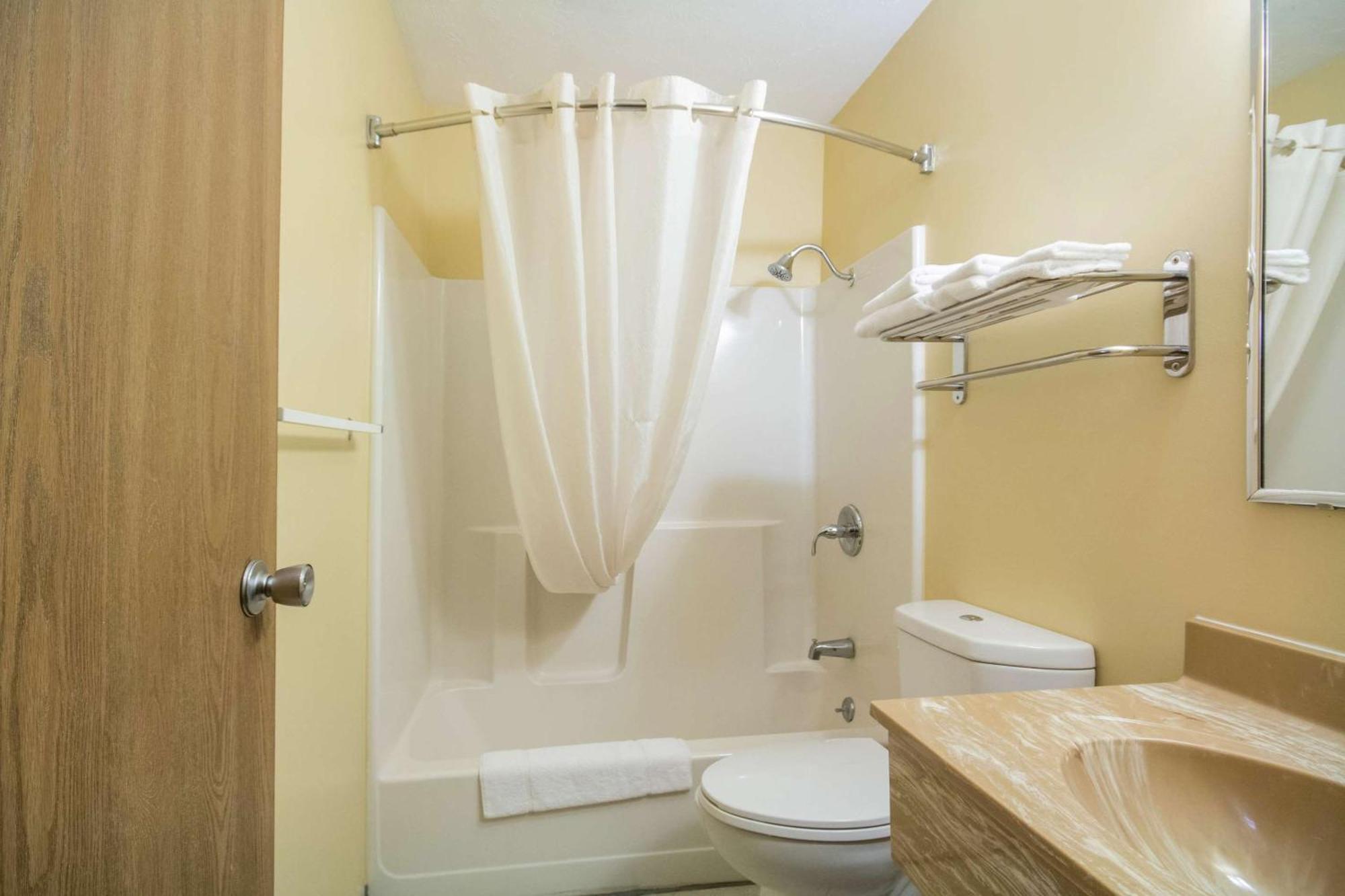 Econo Lodge Lansing - Leavenworth Ngoại thất bức ảnh